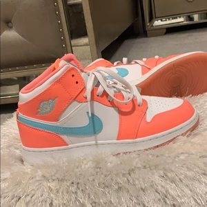 Jordan 1 Mid “Crimson Pulse” EUC Size 7Y